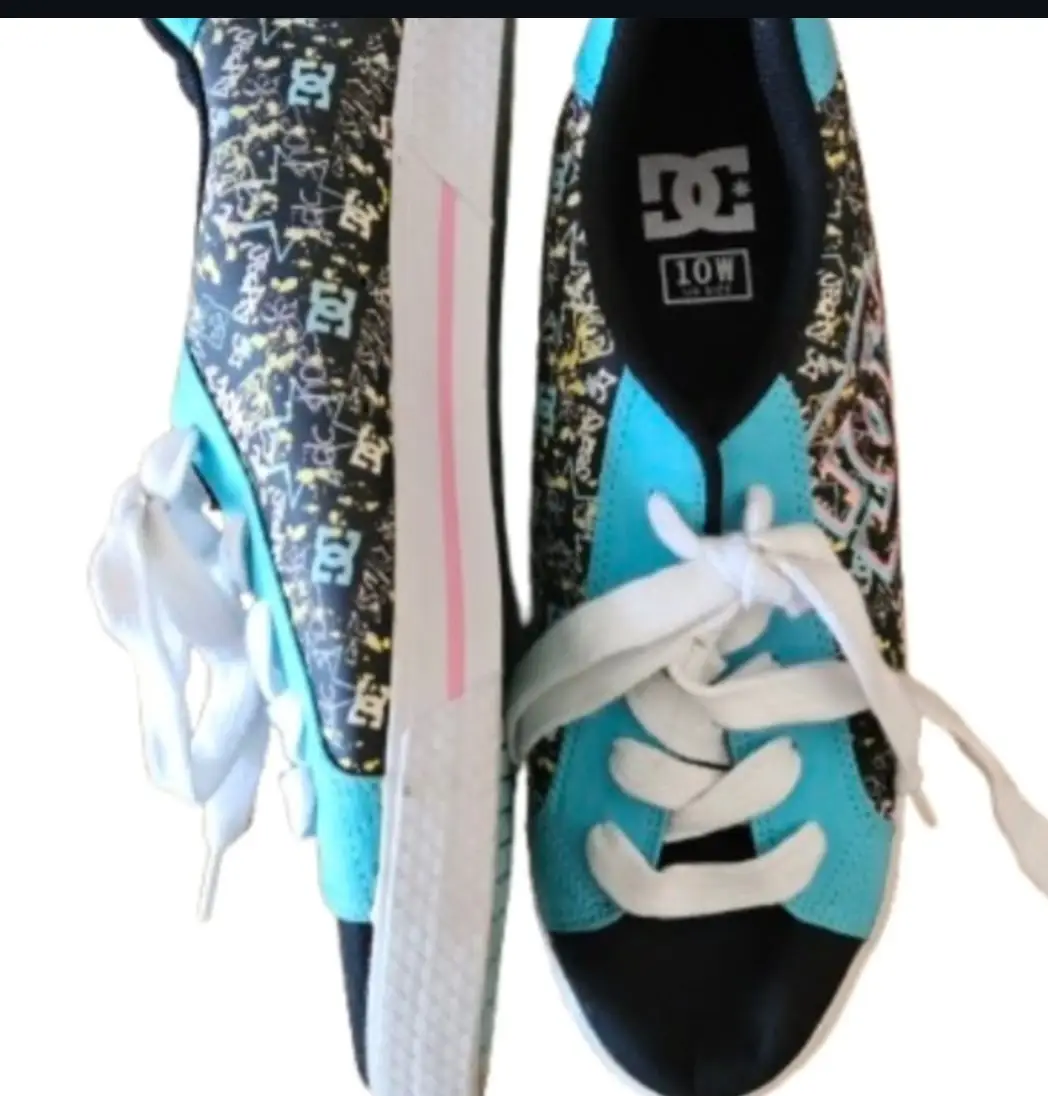Zapatillas DC Shoes de mujer, con detalles en azul y negro, con cordones blancos. Talle 10W.