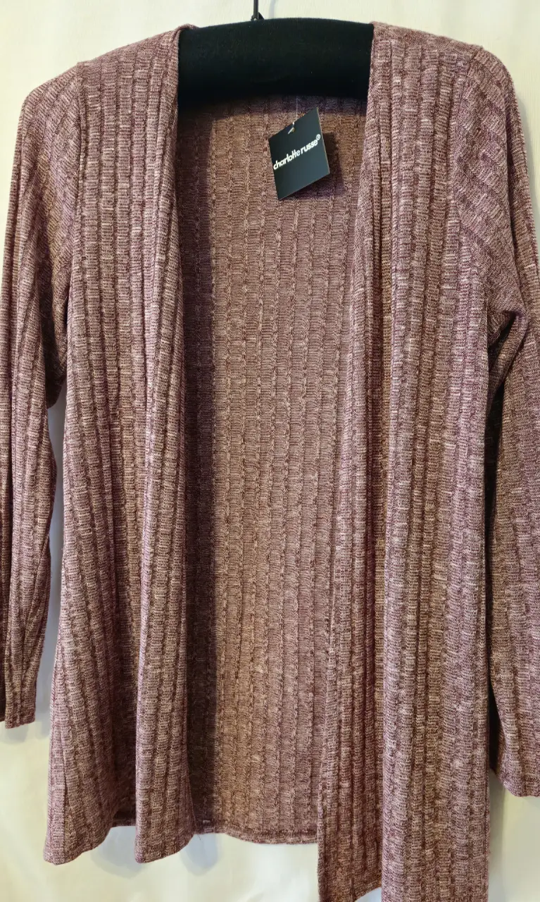 Cardigan de mujer Charlotte Russe, color rosa, con textura acanalada. Ideal para un look casual y cómodo.