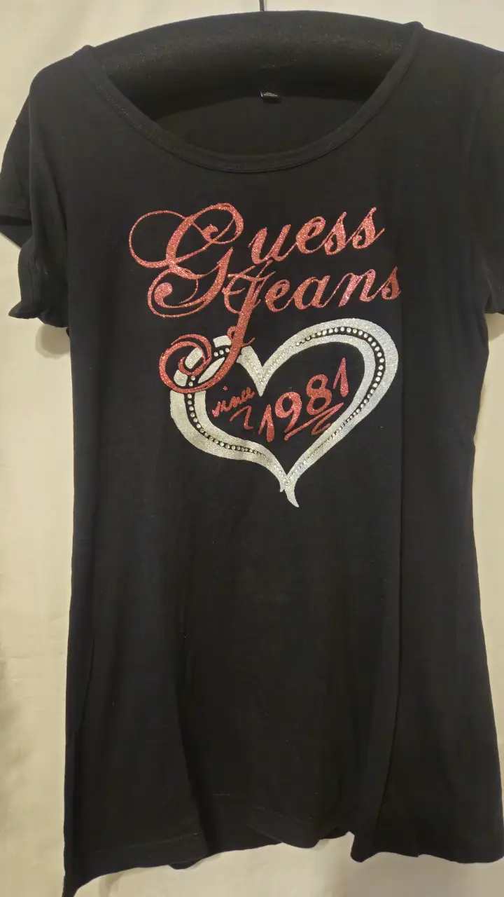Remera negra de mujer Guess Jeans con estampado en rojo y plateado. Talle XL. Ideal para un look casual y con onda.
