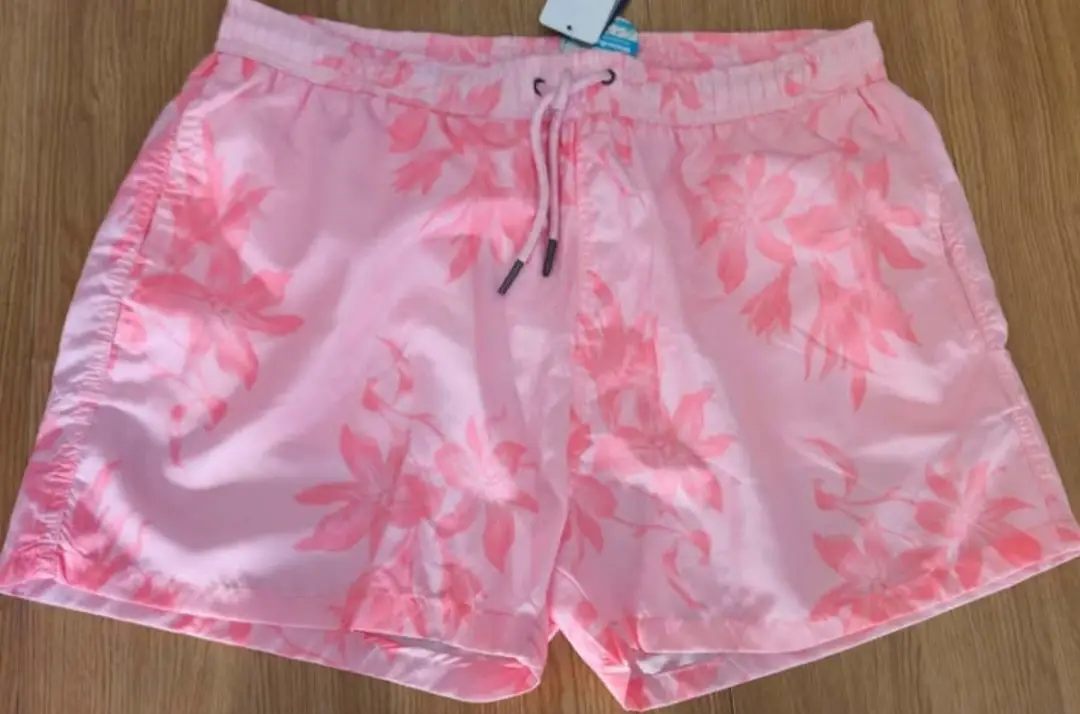 Short de baño para hombre, color rosa con estampado floral. Marca Newport, talle L. Ideal para la playa o pileta.