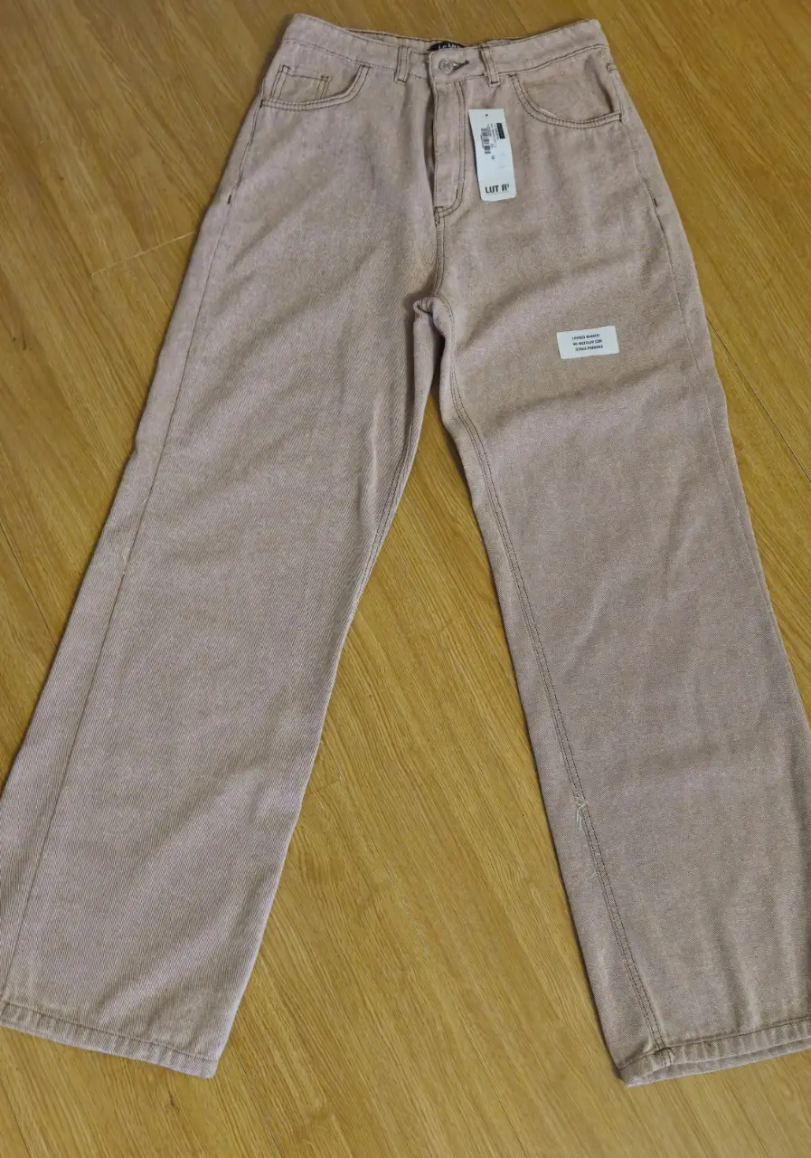 Pantalón de jean recto color rosa, de la marca Le Utthe. Talle 38. Ideal para un look casual y moderno.