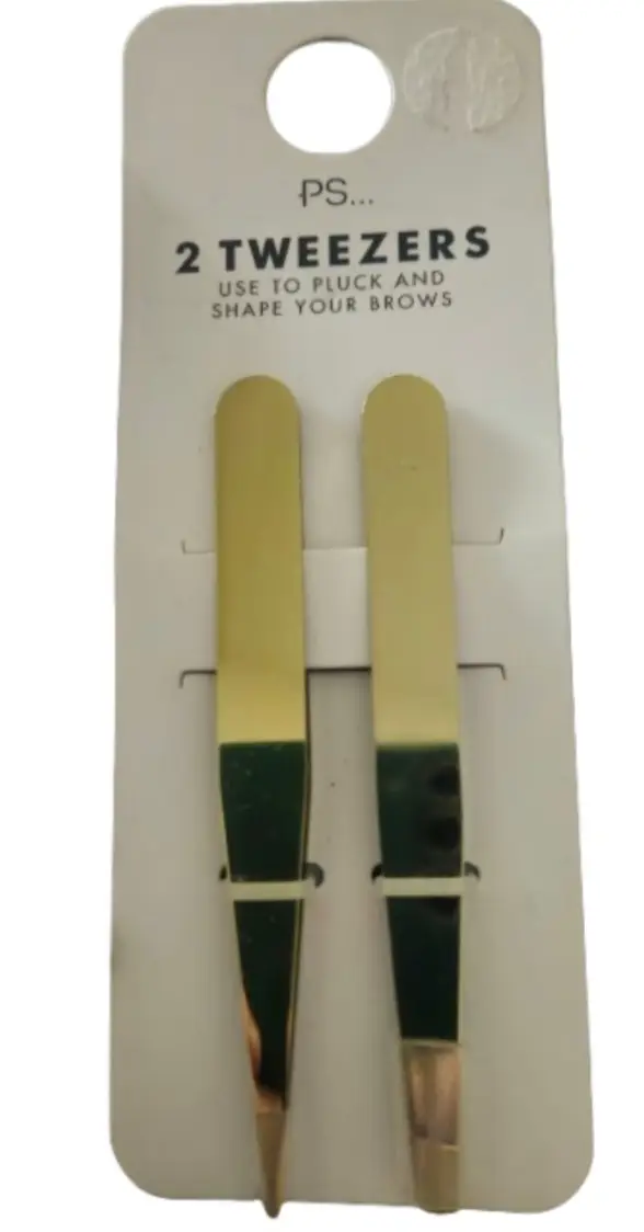 Set de 2 pinzas para cejas doradas, ideales para depilar y dar forma a tus cejas. Perfectas para un acabado profesional.