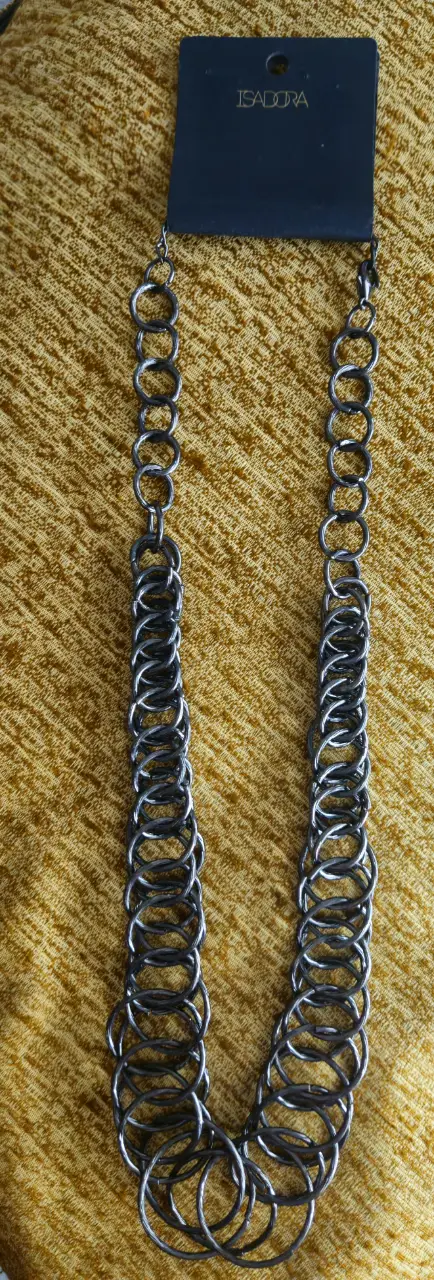 Collar de metal plateado con eslabones grandes, ideal para darle un toque moderno y audaz a cualquier look. Perfecto para combinar con diferentes estilos.