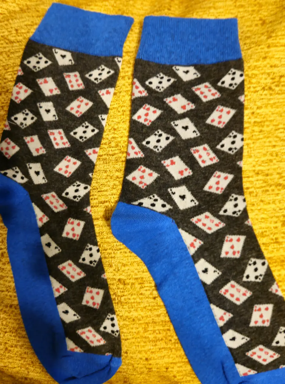 Medias de hombre con estampado de cartas de póker, con detalles en azul. Ideales para un look casual y divertido.