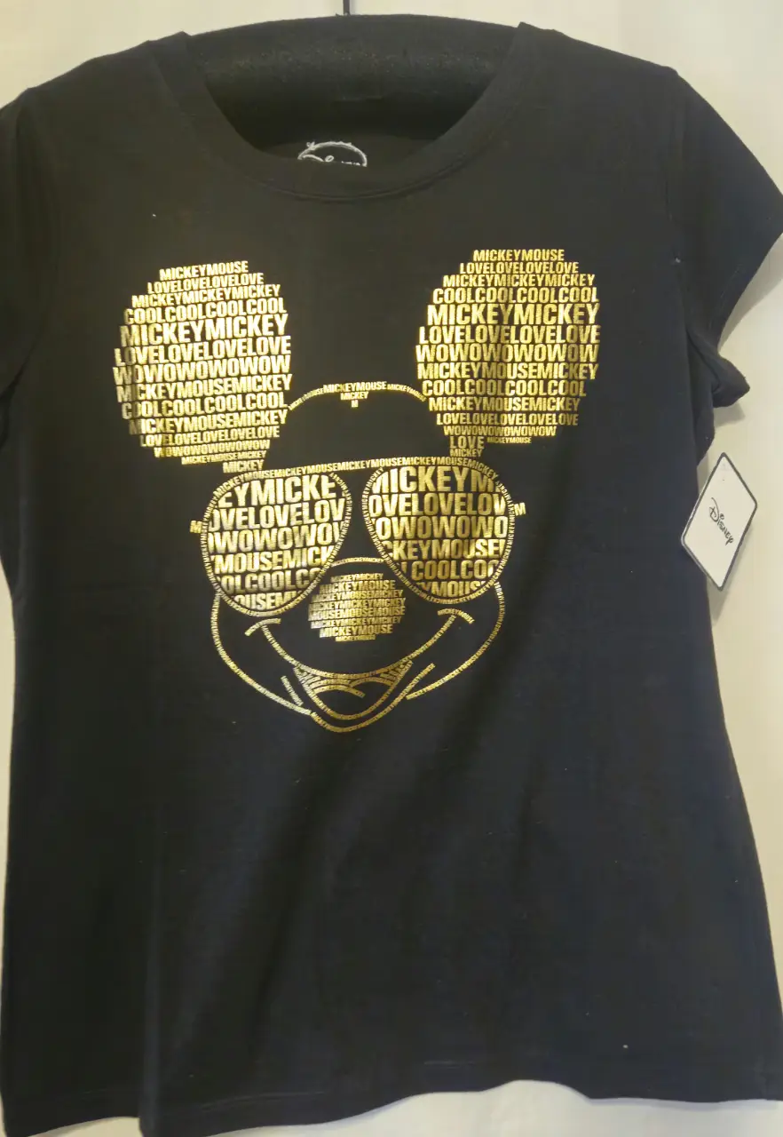 Remera negra de mujer con diseño de Mickey Mouse en dorado. Ideal para un look casual y divertido.