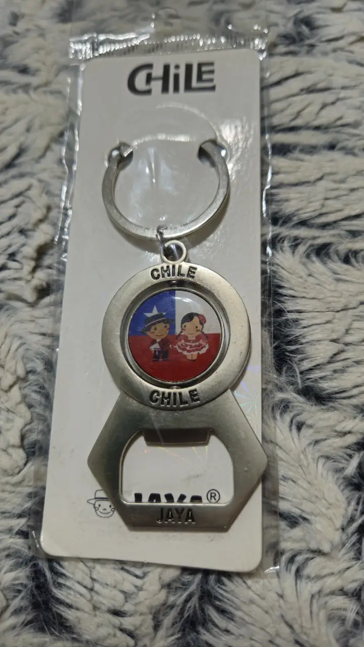 Llavero de metal con diseño de Chile. Incluye un llavero y un abridor de botellas. Ideal para coleccionar o regalar.