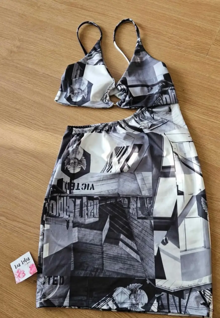 Vestido  con estampado abstracto en blanco y negro. Top triangular con detalle de nudo y falda a juego.