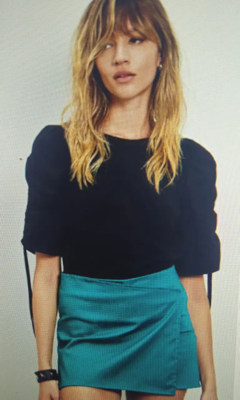 Pollera pantalón de color turquesa, ideal para un look moderno y fresco. Confeccionada con un tejido suave y ligero, esta prenda combina la comodidad de un short con la elegancia de una pollera. Perfecta para crear outfits versátiles y con estilo.