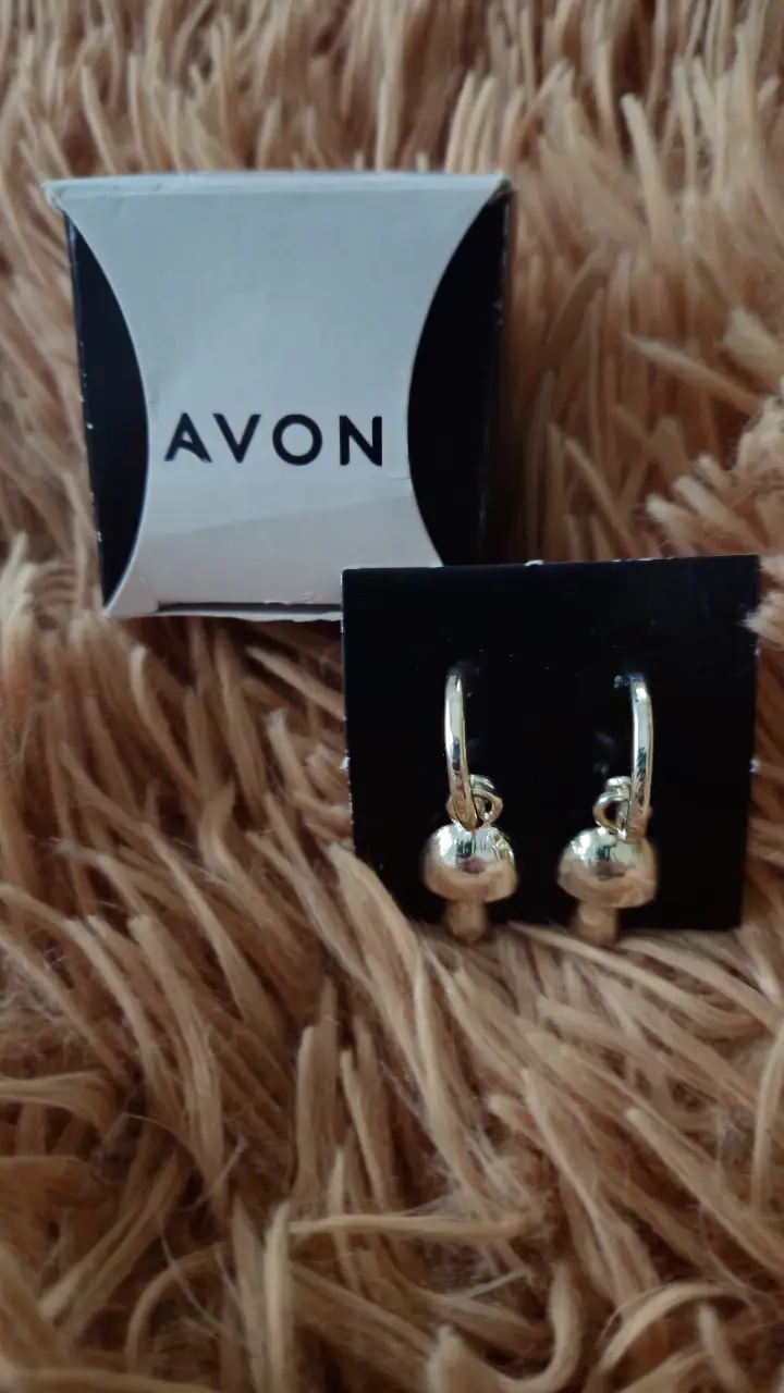 Aros colgantes con forma de hongo, dorados, ideales para un look divertido y original. Marca Avon.