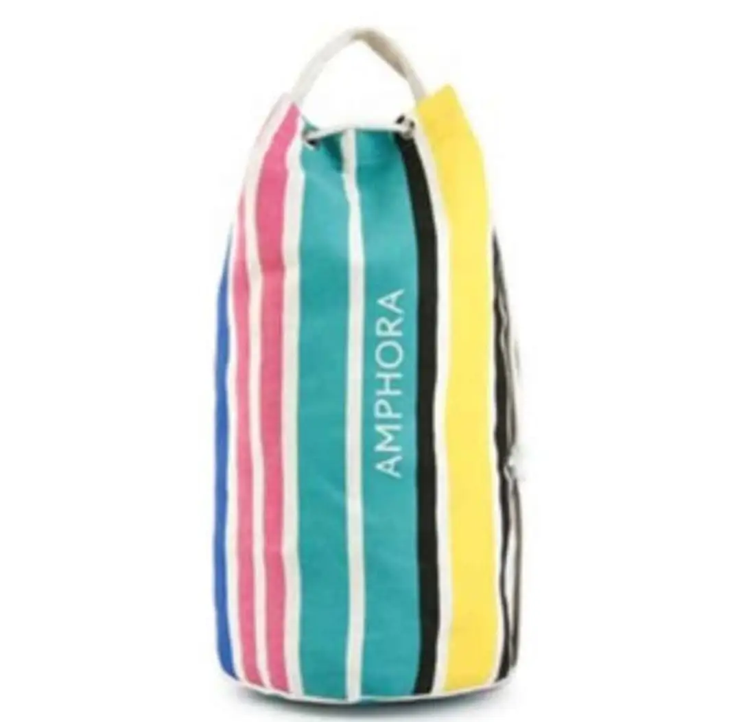 Bolso de playa a rayas multicolor con manija blanca y cierre de ajuste. Ideal para llevar todo lo necesario a la playa o pileta. Diseño amplio y cómodo. Disponible 2 unidades.