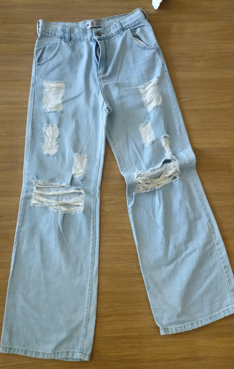 ¡Jeans celeste con roturas! Corte amplio, tiro medio y un estilo moderno. Perfecto para un look casual y canchero.
