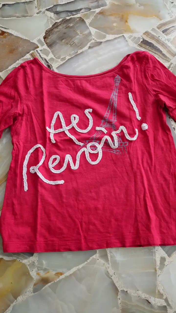 Remera manga larga roja de la marca Old Navy con estampado "Au Revoir!" y la Torre Eiffel. Talle Large.