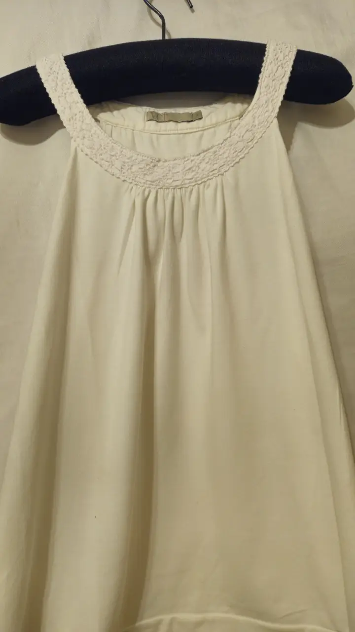 Blusa de mujer color blanco con detalles de encaje en el cuello. Ideal para un look fresco y elegante.