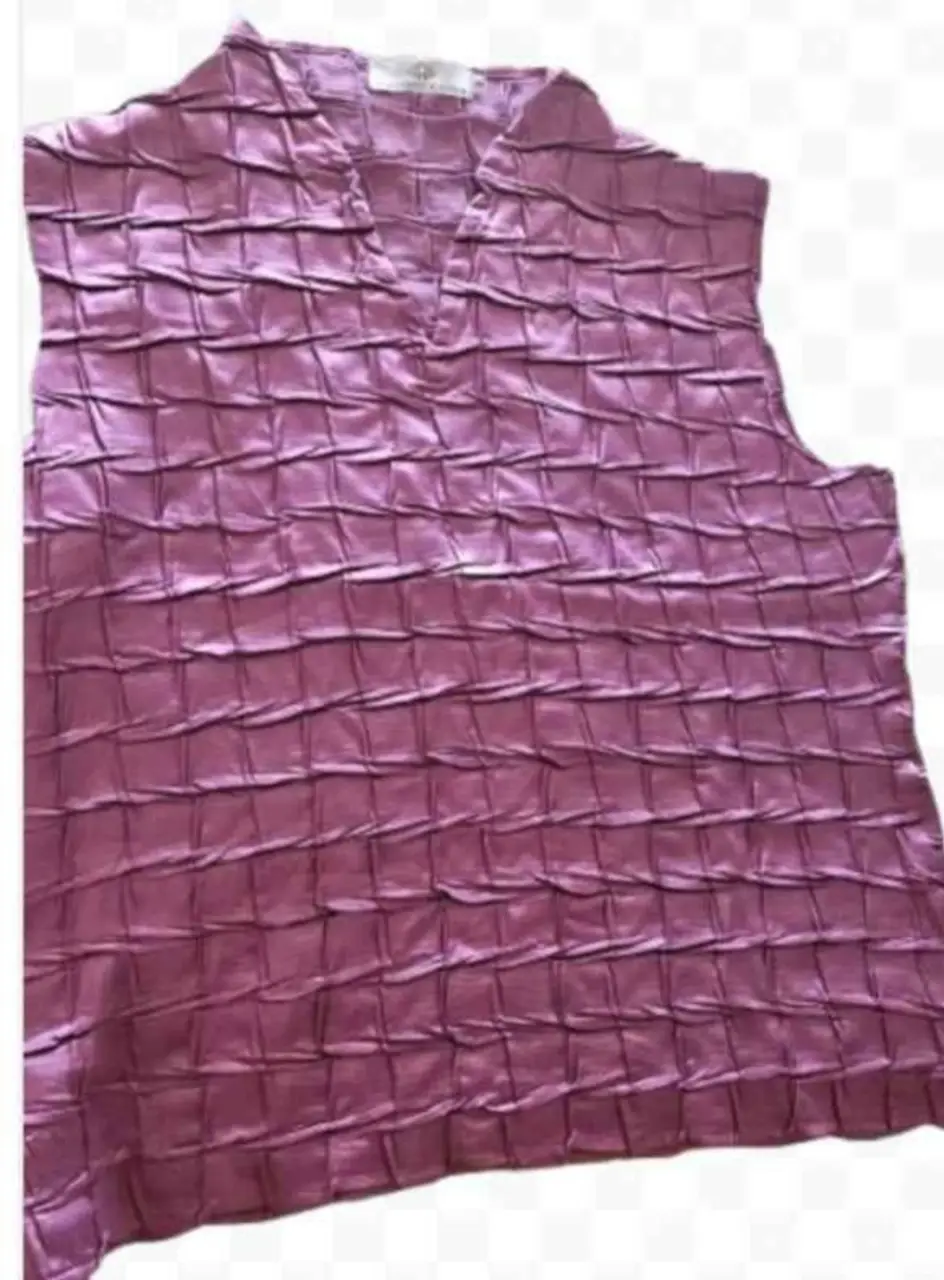 Blusa sin mangas de color rosa con diseño plisado. Ideal para un look elegante y sofisticado.