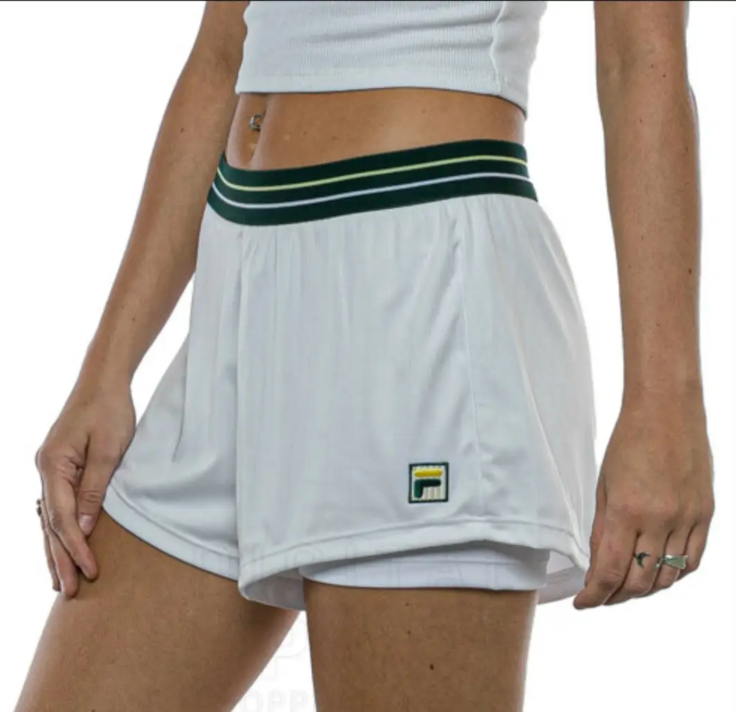 Short deportivo blanco con cintura elastizada y detalles en verde y amarillo. Ideal para actividades físicas.