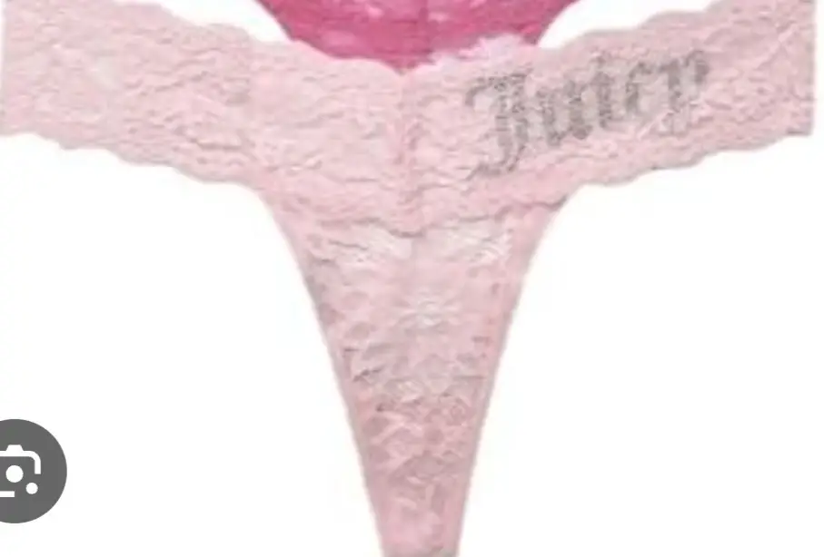 Bombacha de encaje rosa con la palabra "Juicy" en la parte trasera. Ideal para un look sensual y cómodo.