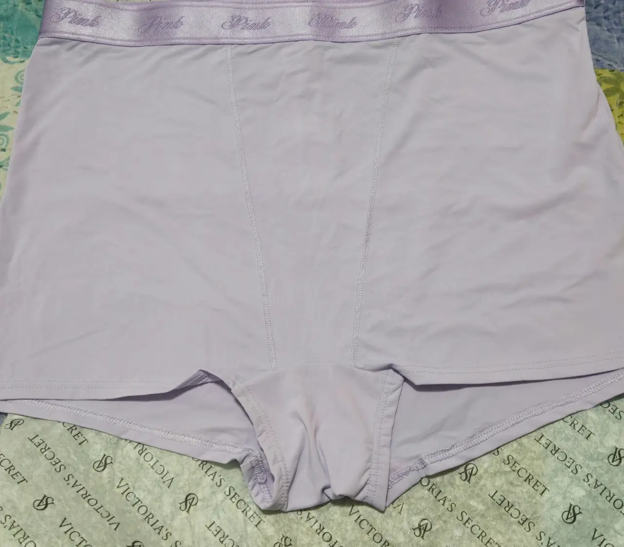 Bombacha tipo boxer de mujer, color lila, con cintura elastizada con la marca "Pink" estampada. Ideal para uso diario y cómoda.