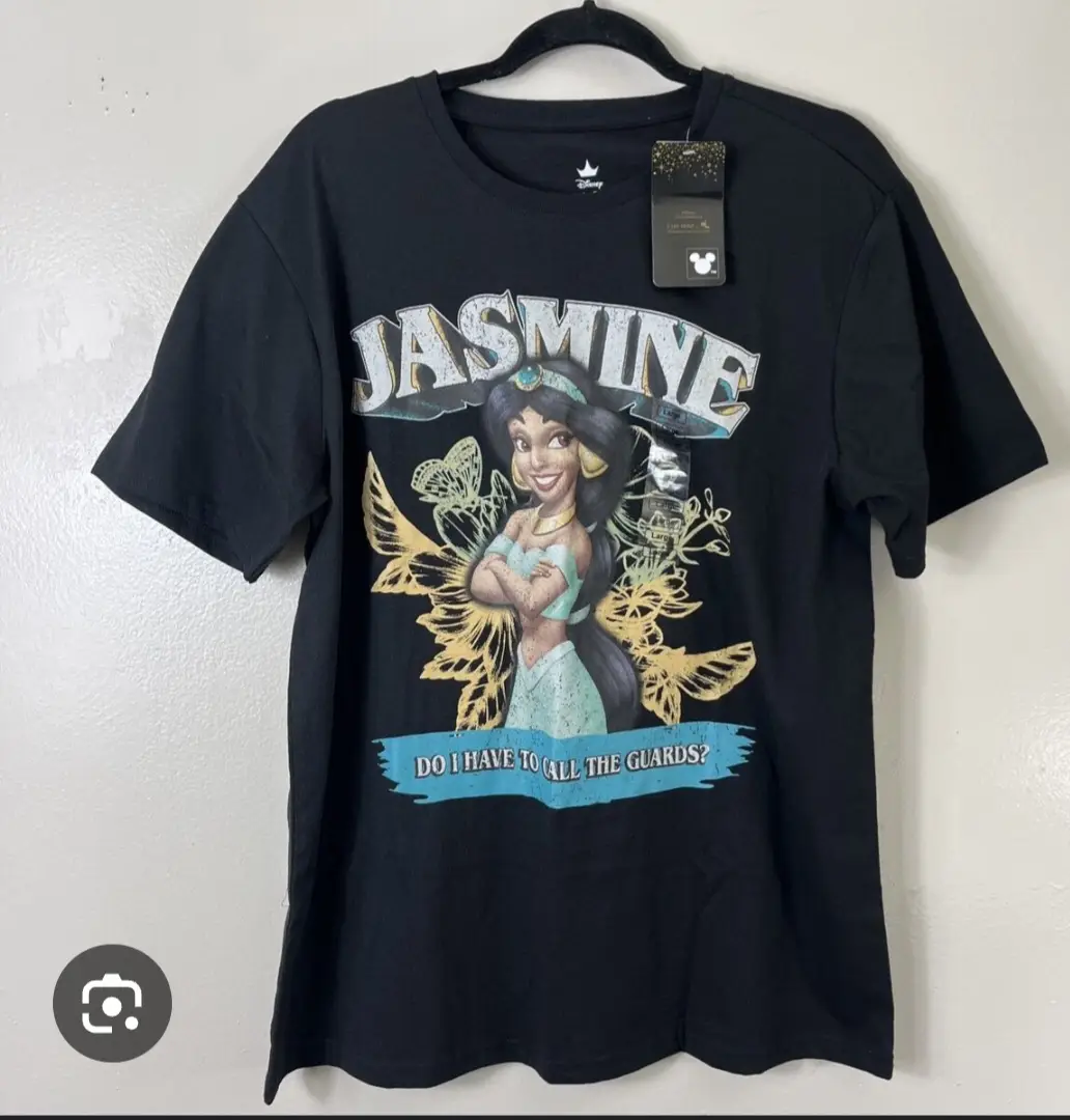 Remera negra de algodón con estampado de la princesa Jasmine de Disney. Diseño con la frase 'Do I have to call the guards?' en la parte inferior. Ideal para un look casual y divertido.
