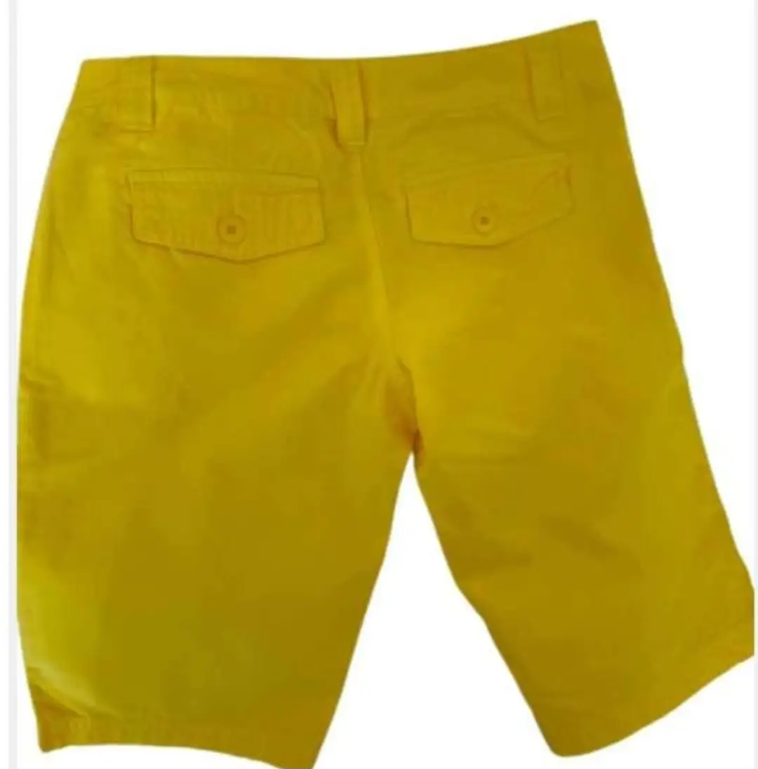 Short de hombre color amarillo, con bolsillos delanteros y traseros. Talle 36.