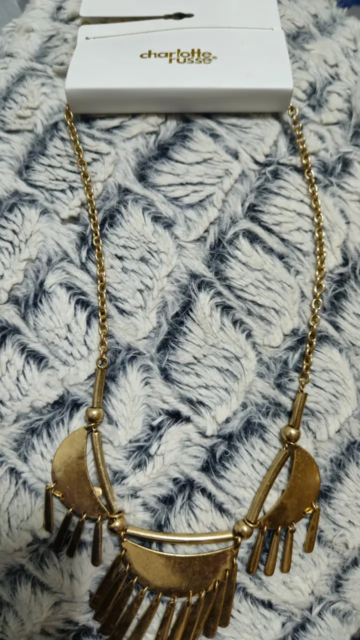 Collar dorado estilo boho, con detalles colgantes y diseño llamativo. Ideal para darle un toque especial a cualquier look.