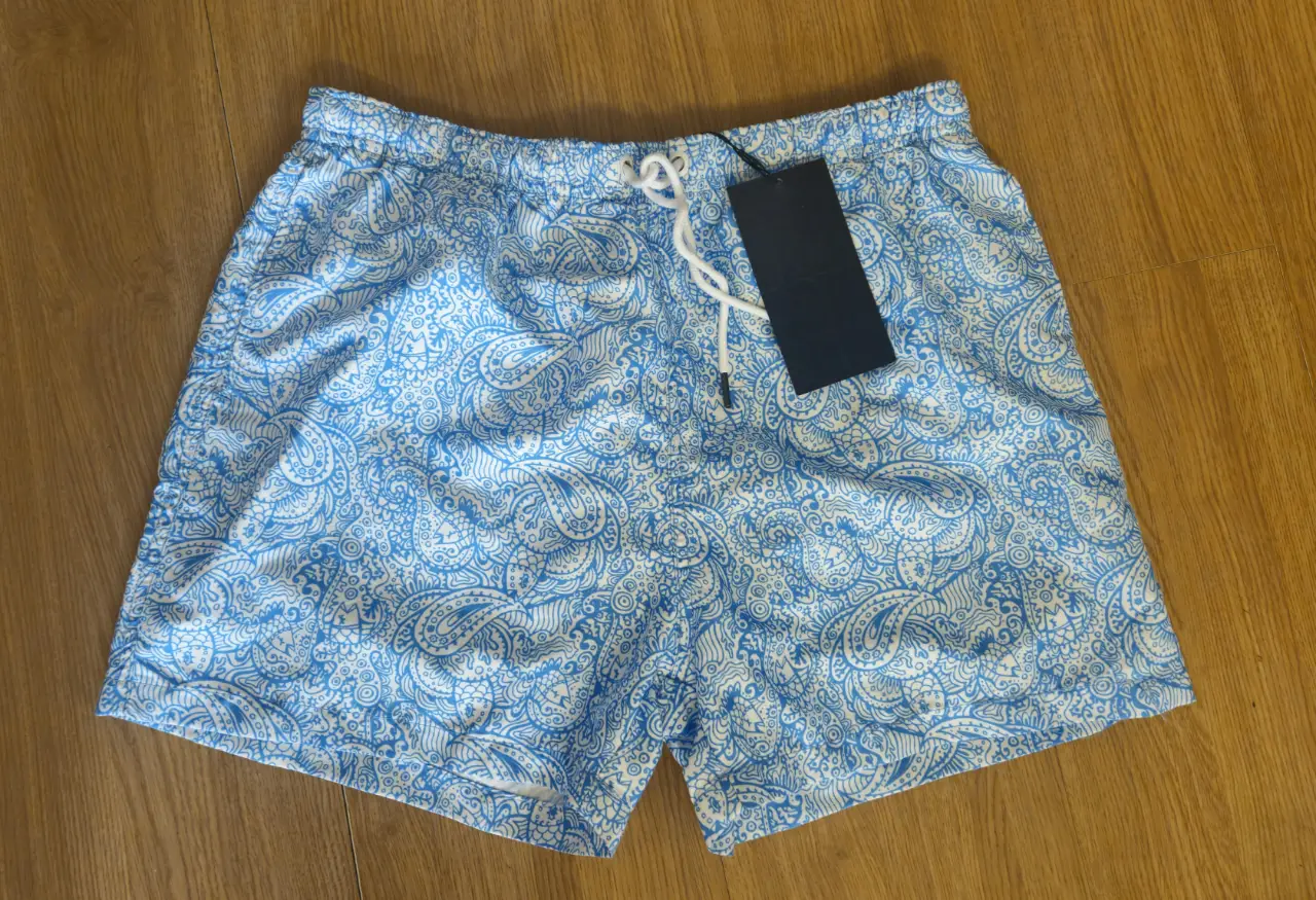 Short de baño para hombre con estampado paisley en tonos celeste y blanco. Ideal para la playa o pileta. Marca Americanino.