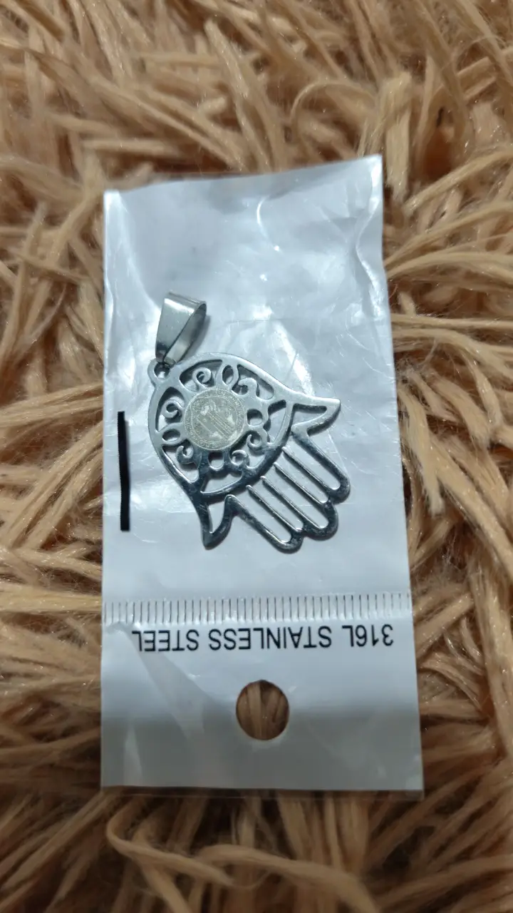 Dije de mano de Fátima de acero inoxidable 316L. Diseño calado con detalles y un dije central.