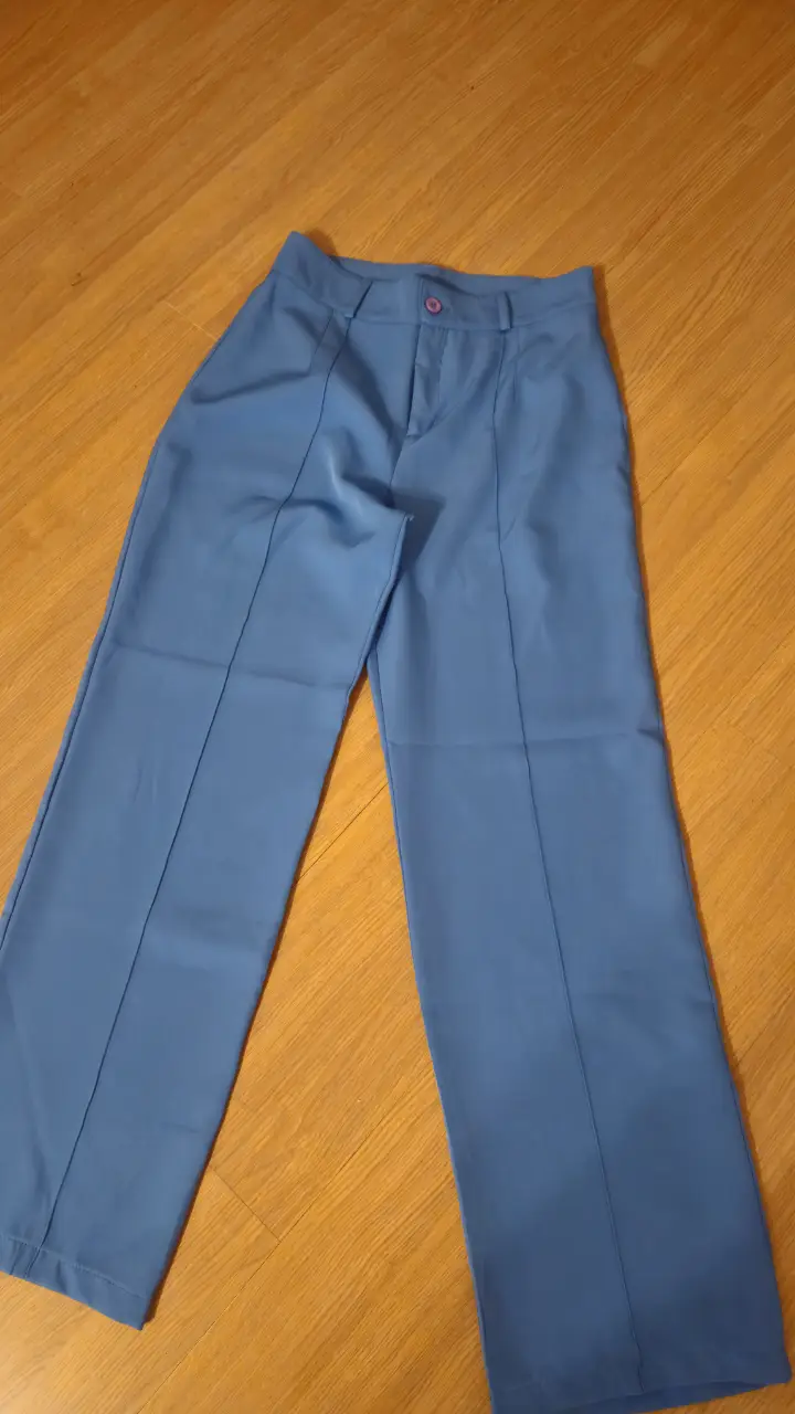 Pantalón sastrero azul, con pinzas y corte recto. Ideal para un look elegante y moderno.
