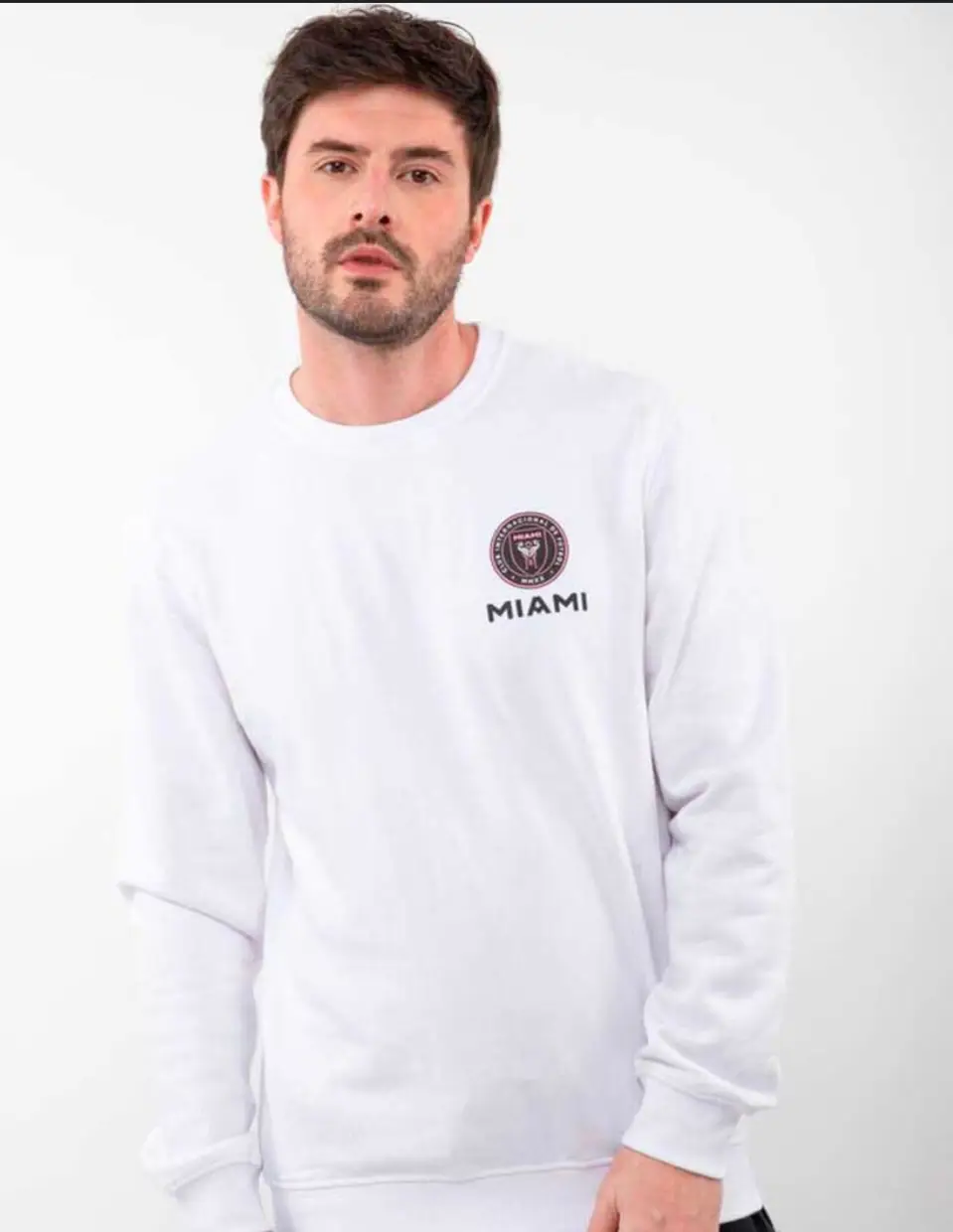 Buzo de cuello redondo blanco con estampado del equipo de fútbol Miami en el pecho y en la espalda. Ideal para fanáticos del fútbol y para un look casual y deportivo.