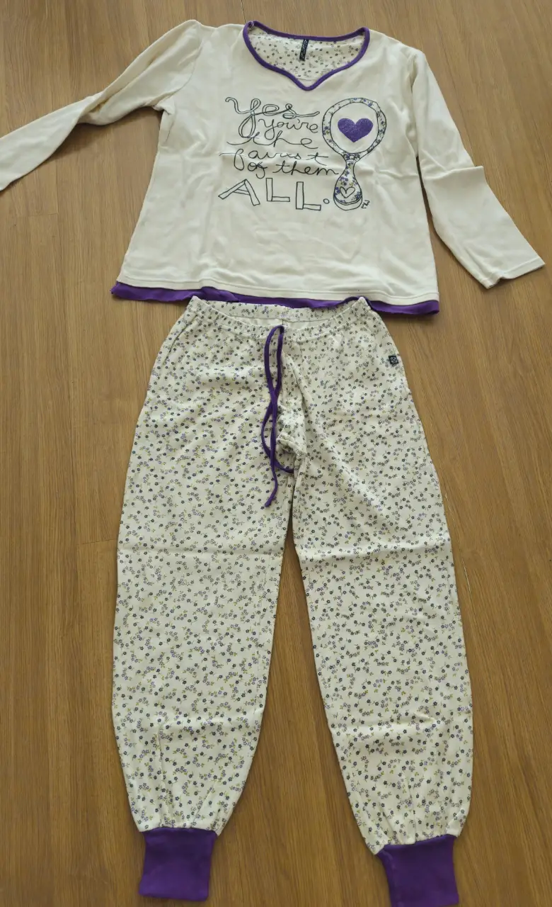 Pijama de dos piezas para mujer, con estampado floral en pantalón y diseño con frase en la remera. Ideal para un descanso cómodo y con estilo.