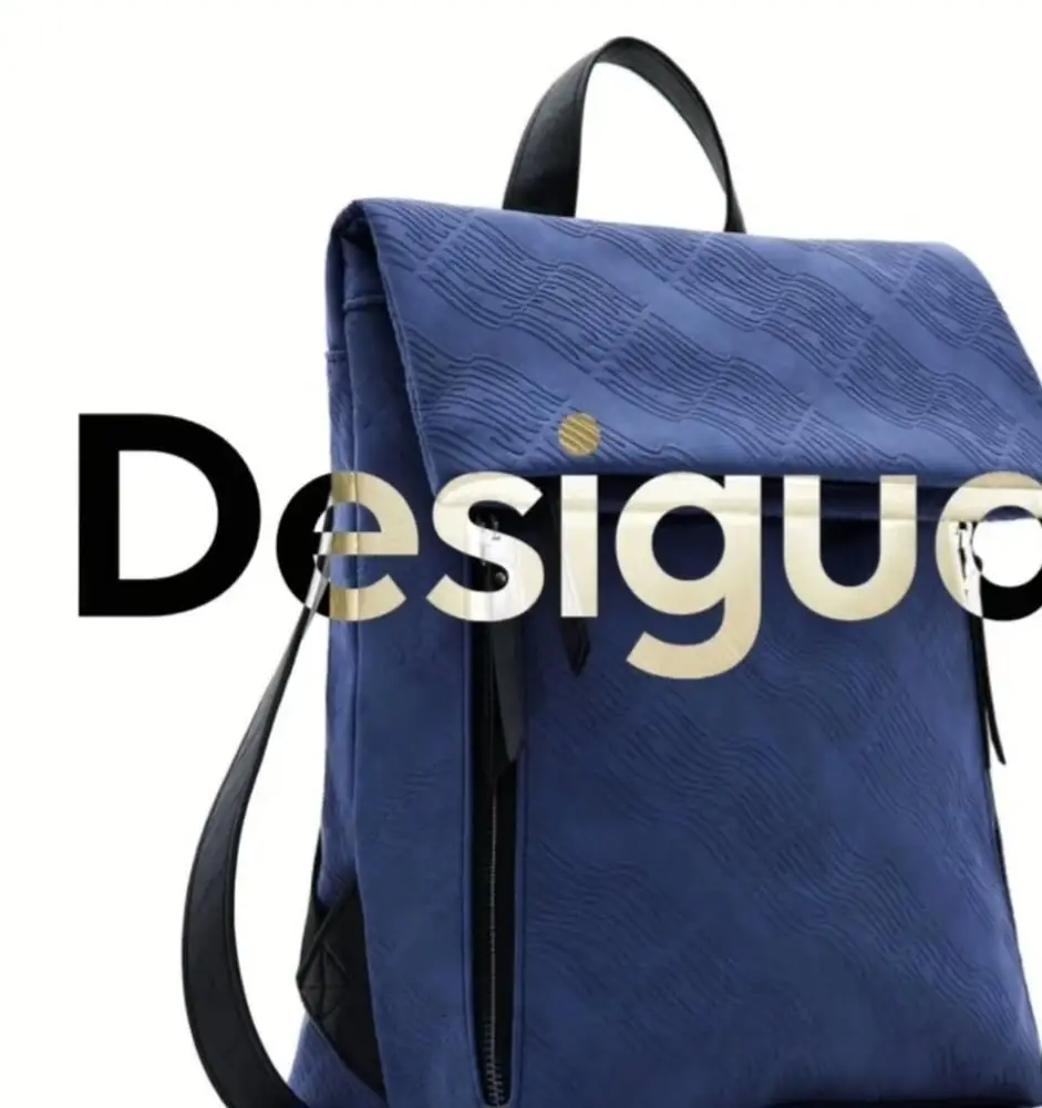 Mochila azul con diseño texturizado y detalles en negro. Ideal para llevar tus cosas con estilo y comodidad.