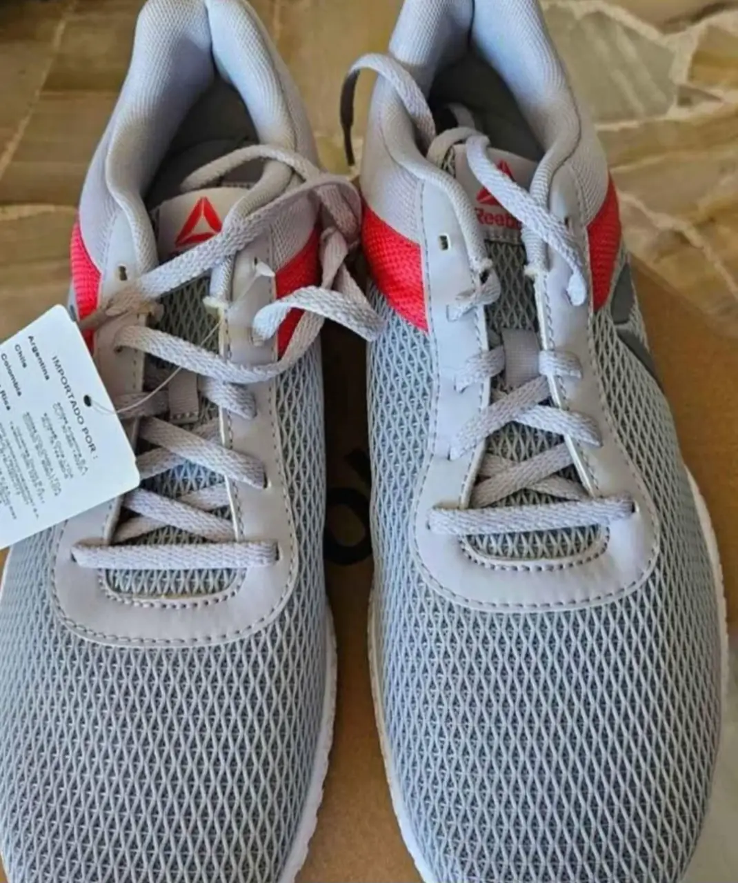Zapatillas Reebok Flexagon Energy TR para mujer. Color gris con detalles en rojo. Talle 9.5 US. Ideales para entrenamiento.
