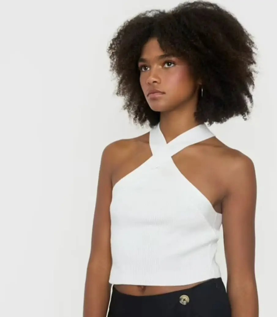 Top blanco con diseño cruzado en el cuello. Ideal para un look moderno y fresco.