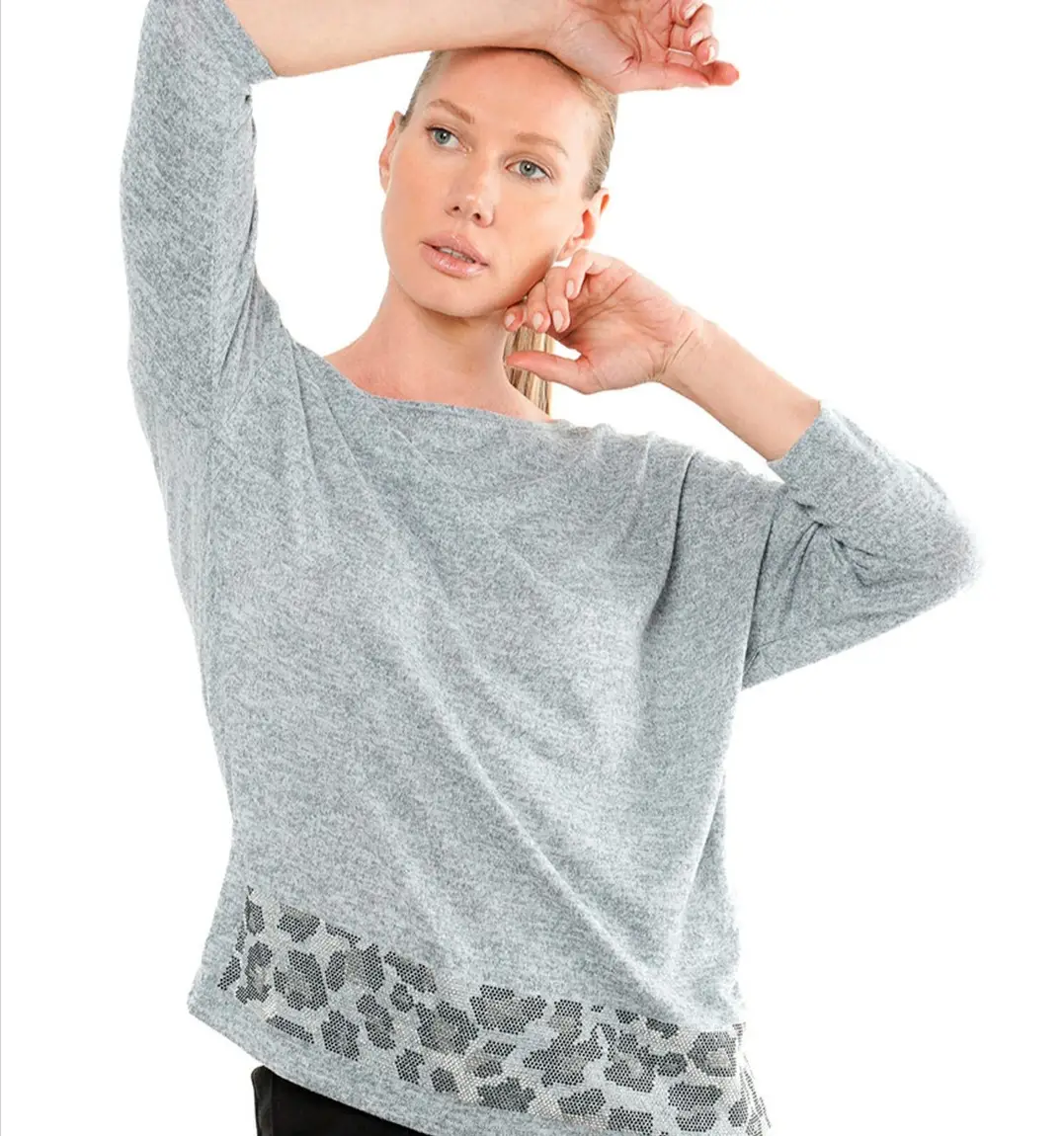 Sweater gris de manga larga con cuello bote y detalle de estampado animal print en la parte inferior. Ideal para un look casual y cómodo.