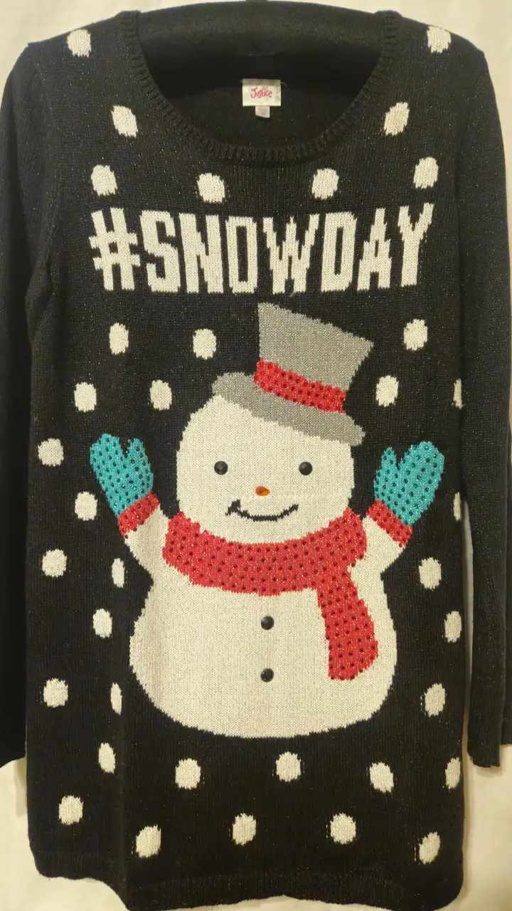 Sweater largo de color negro con diseño de muñeco de nieve y lunares blancos. Ideal para un look casual y abrigado en invierno.