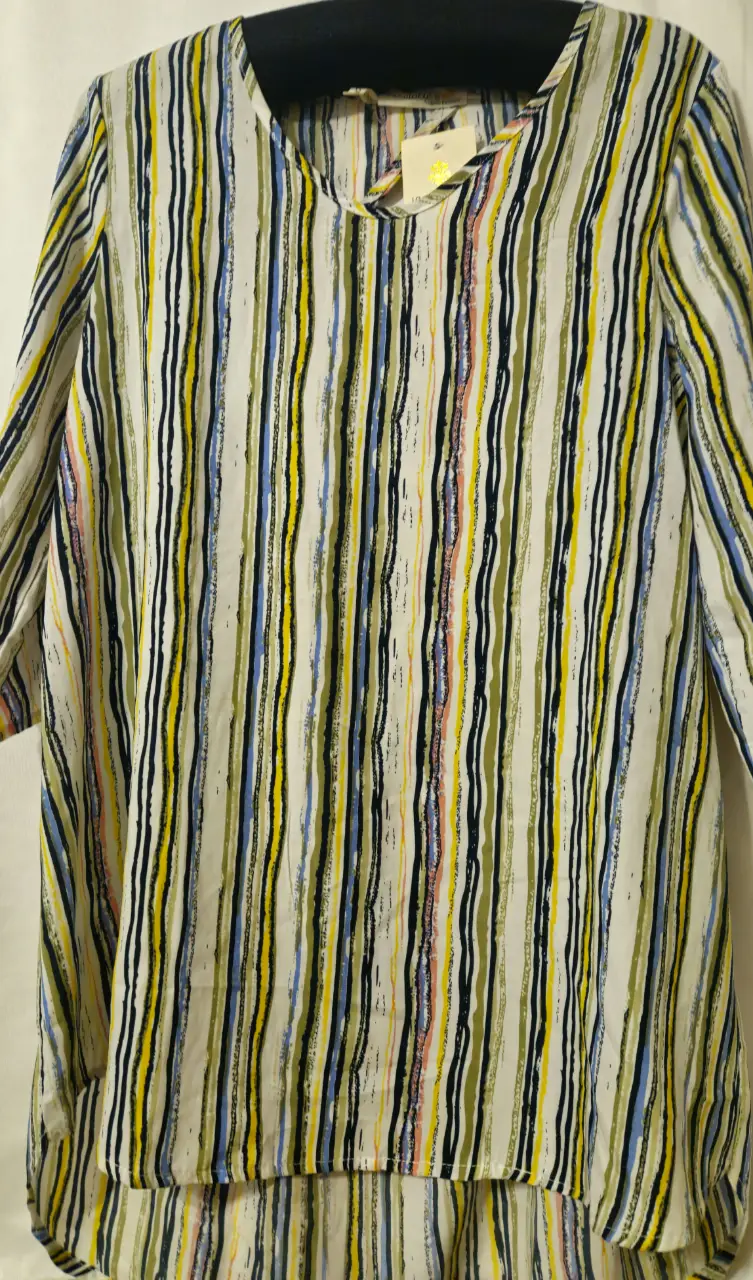 Blusa de mujer con estampado a rayas verticales en tonos blanco, amarillo, azul, verde y rosa. Diseño con cuello redondo y abertura en la espalda. Ideal para un look casual y fresco.