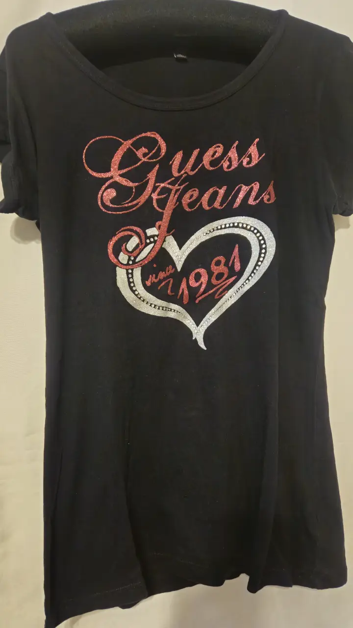 Remera GUESS - Vista 2