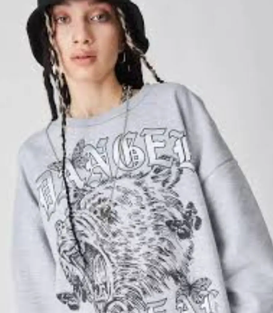 Buzo de cuello redondo gris con estampado "DANGER IS REAL" en la parte delantera. Ideal para un look urbano y moderno.