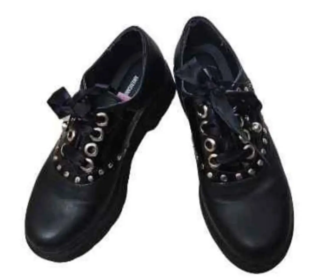Botines negros con cordones de cinta y detalles metálicos. Ideales para un look rocker o casual.