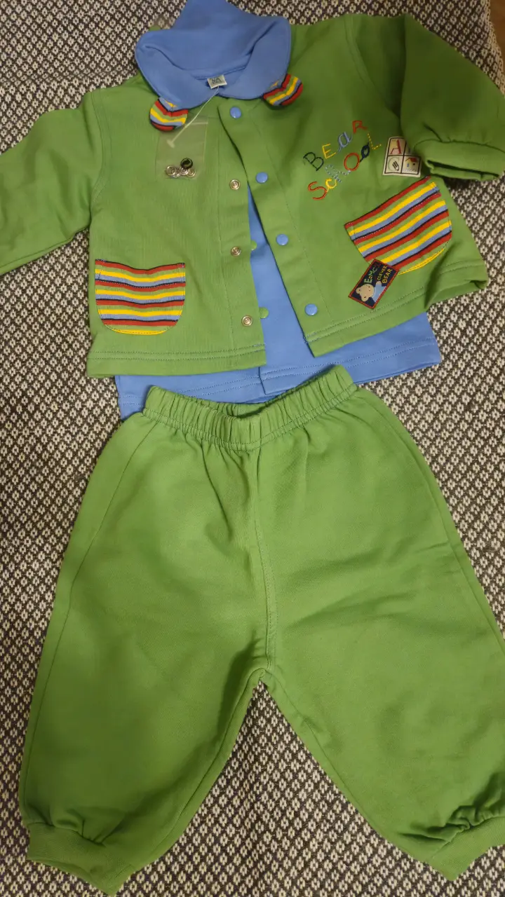 Conjunto de bebé, incluye pantalón verde y remera azul con detalles en verde y amarillo. Ideal para niños.