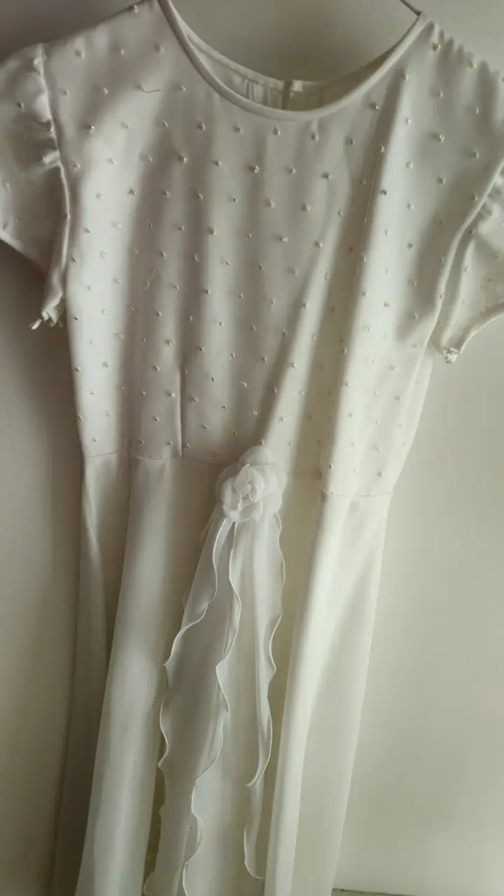 Vestido de comunión,blanco con detalles de perlas y volados. Ideal para una celebración elegante y romántico.