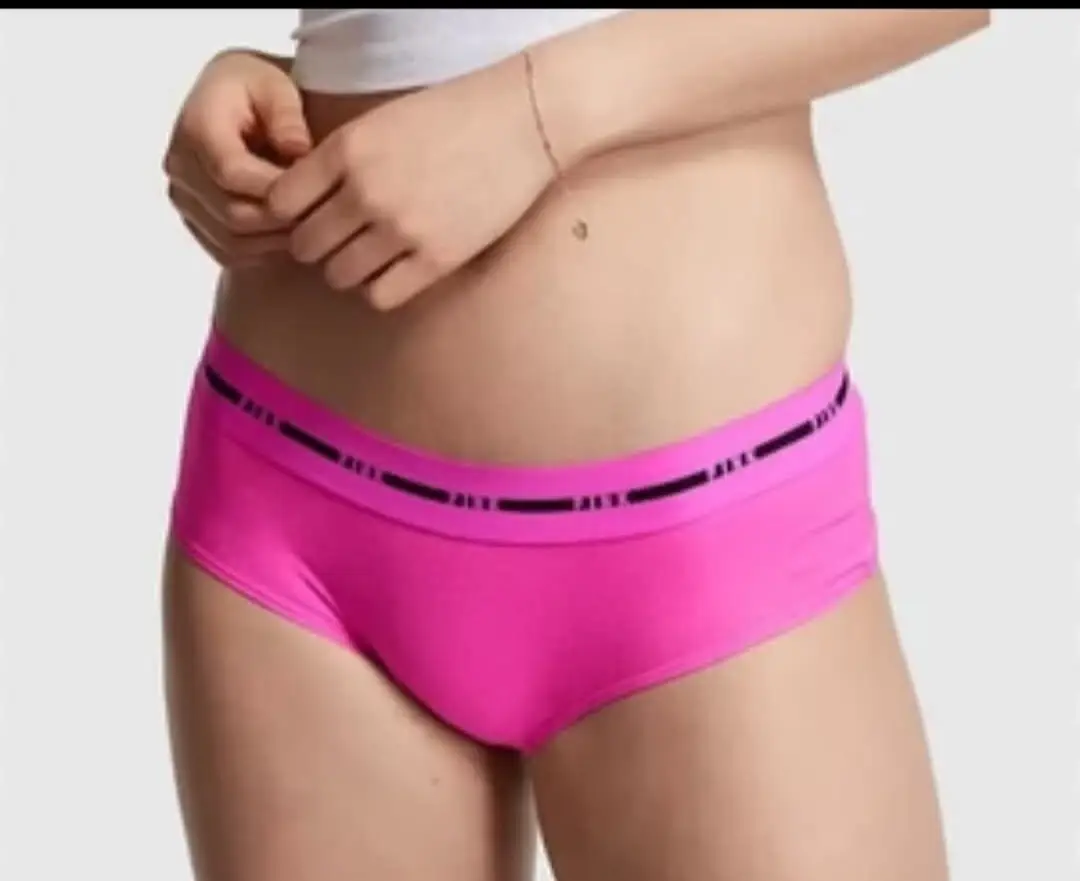 Bombacha de mujer de color rosa, con cintura elastizada con detalles en negro. Ideal para uso diario.