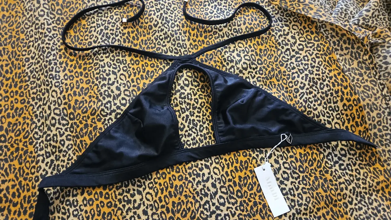 Top de bikini negro con diseño triangular y tiras ajustables. Ideal para la playa o pileta. Marca Mmbikinis, talle 2.