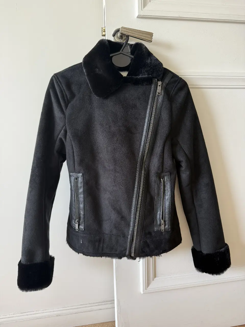 Campera negra de Hollister, forrada con piel sintetica. nueva sin uso en talle XS. Contiene bolsillos con cierre metalico. Muy abrigado