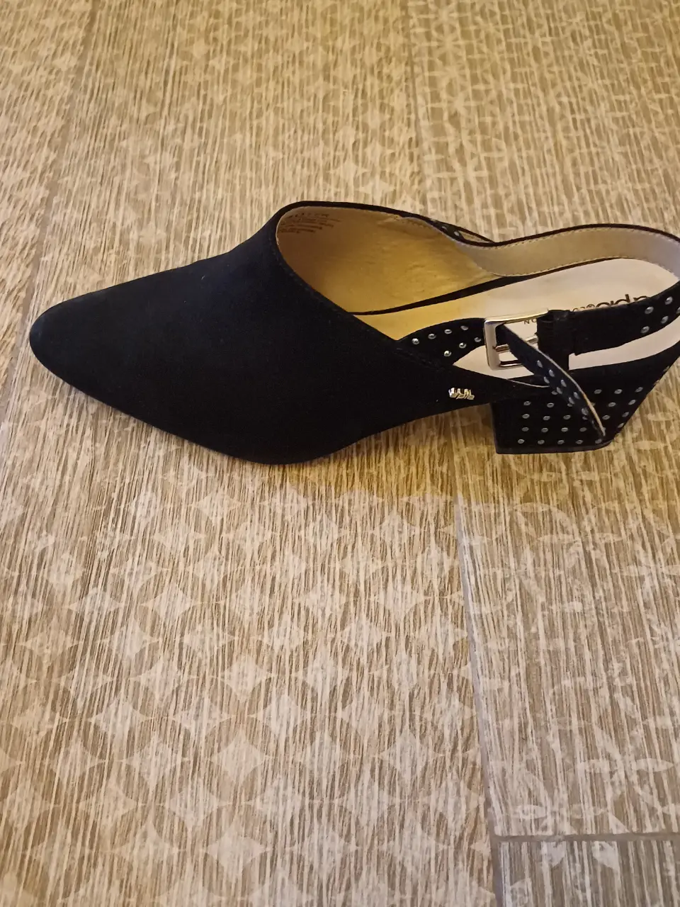 Zuecos negros de gamuza con detalles de tachas plateadas. Marca "apie" Urban Collection. Talle 40 FR.
