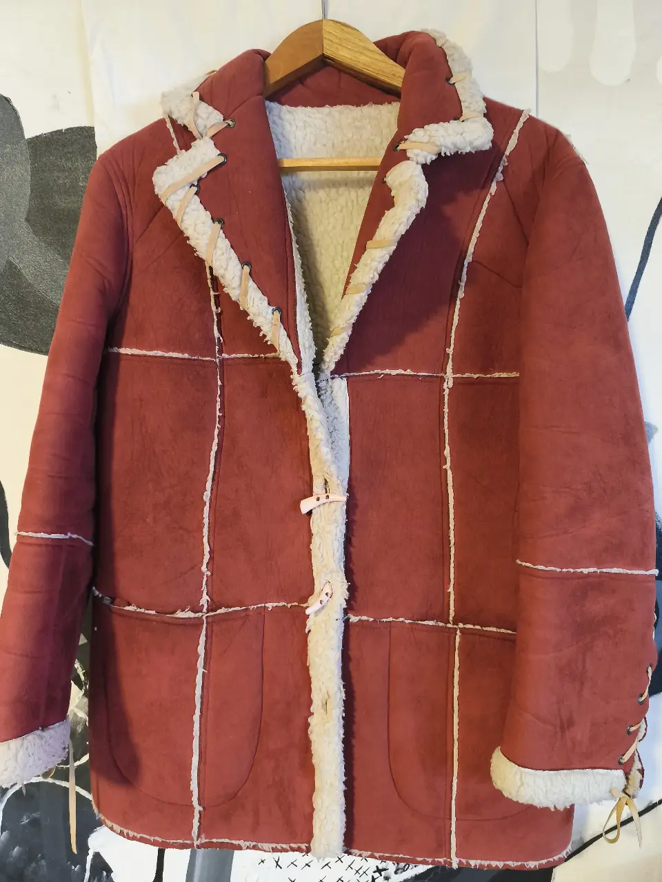 campera de mujer estilo vintage, color rojo con detalles en blanco. Ideal para el invierno, con símil corderito y botones.