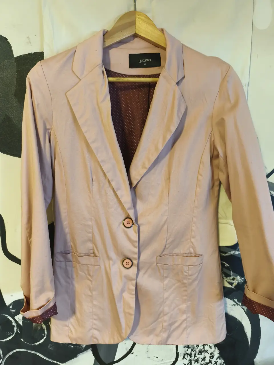Blazer rosa de mujer, ideal para un look elegante y sofisticado. Confeccionado con un tejido de calidad, este blazer presenta un diseño clásico con solapas y dos botones. Perfecto para combinar con pantalones sastreros o jeans.