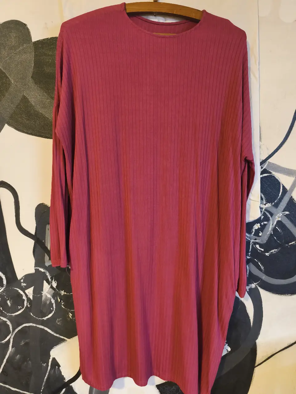 Vestido midi de tejido Morley  acanalado en color borgoña. Corte recto, manga larga, con bolsillos y cuello redondo. Ideal para un look casual y cómodo.