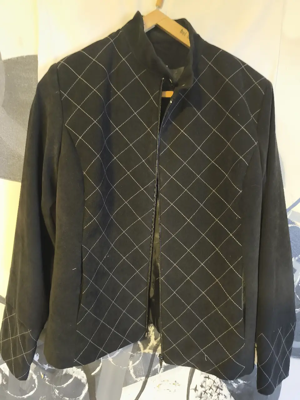Campera negra con diseño de rombos en relieve y cierre. Ideal para un look elegante y abrigado.