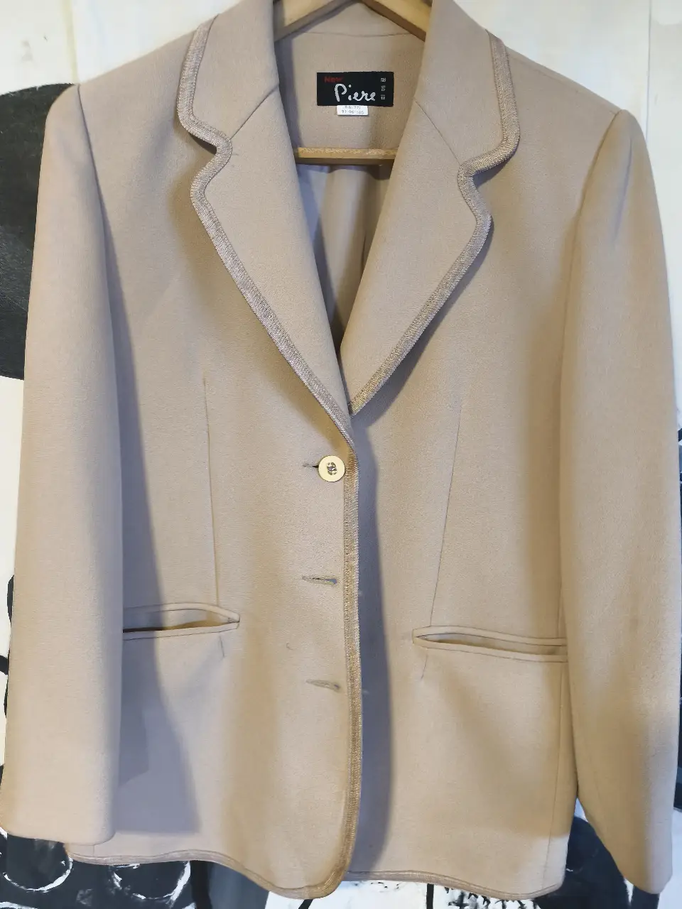 Elegante blazer de mujer en tono crudo, perfecto para un look formal o de trabajo. Confeccionado con un tejido de calidad, presenta un diseño clásico con solapas y botones. Ideal para combinar con pantalones sastreros o faldas.