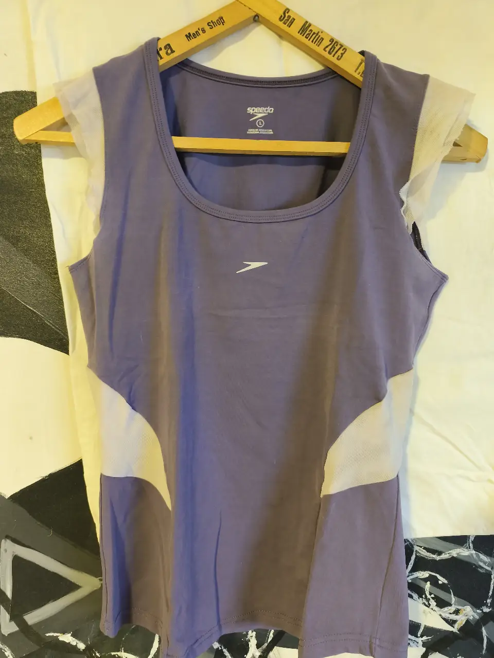 Musculosa deportiva Speedo violeta con detalles en blanco. Ideal para entrenamientos y actividades físicas. Diseño cómodo y transpirable.